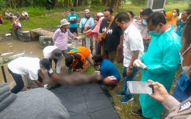 Petugas dan warga pasca evakuasi mayat