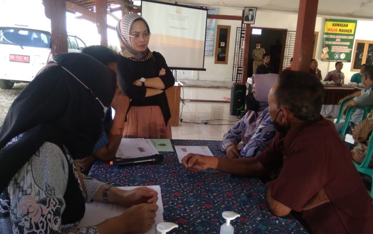 Warga terdampak Bandara Ngloram saat berdialog dengan kepala KJPP Toto Suharto dan rekan cabang Semarang.