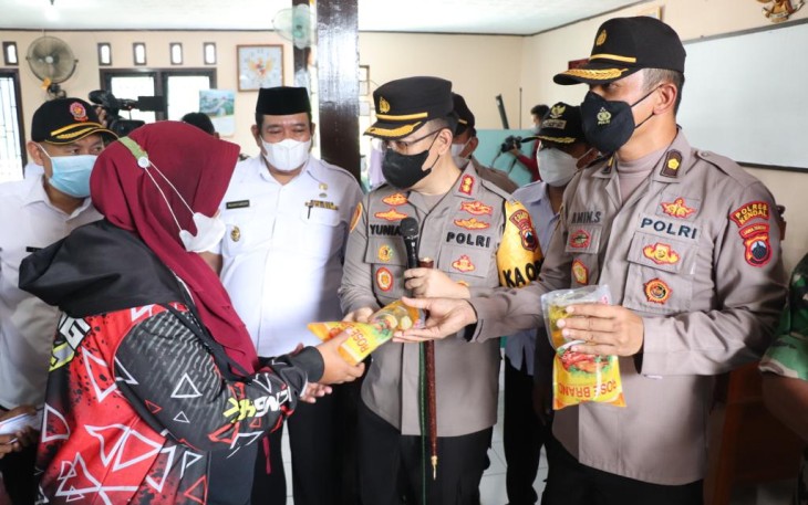 Polres Kendal Bagikan Sembako dan Minyak Goreng untuk Warga yang Divaksin