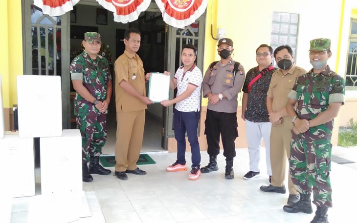 Babinsa Koramil Manuhing saat Monitoring Pendistribusian Kotak Suara dan Logistik Pilkades Serentak di Wilayah Binaan