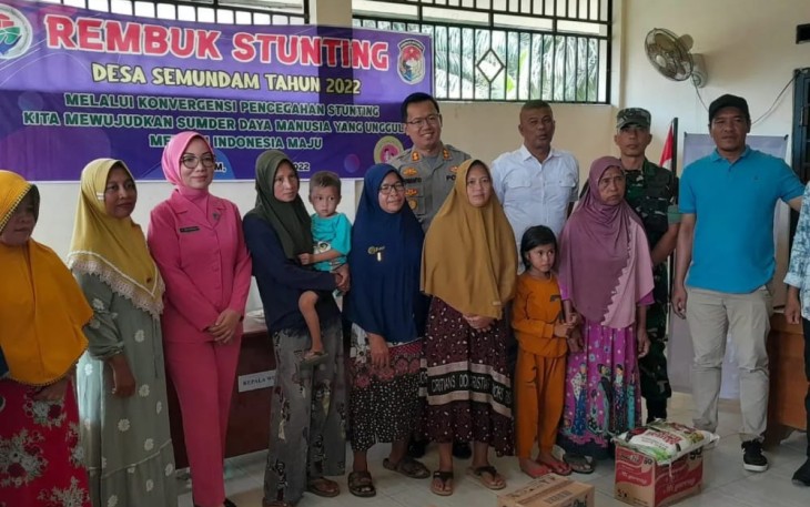 Kapolres Mukomuko saat beri Bantuan ke Warga terdampak Banjir