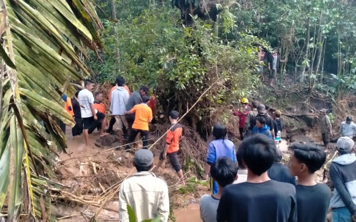 Tim gabungan saat lakukan evakuasi korban