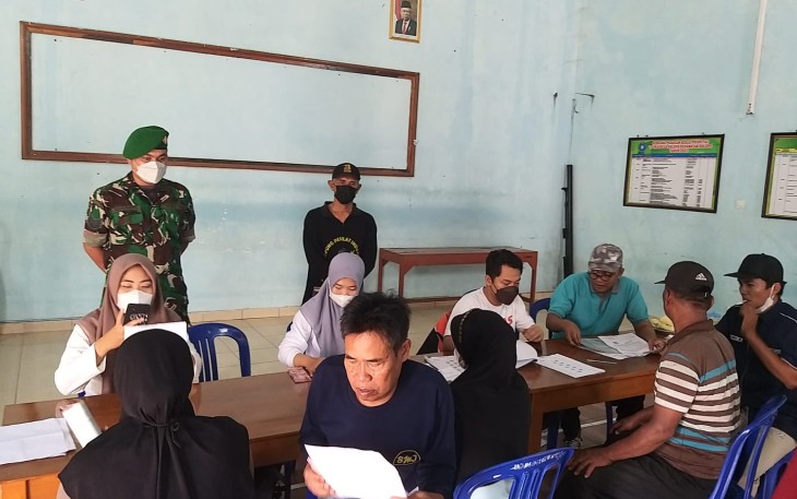 Babinsa Dolopo saat Dampingi Pendistribusian BLT Subsidi BBM