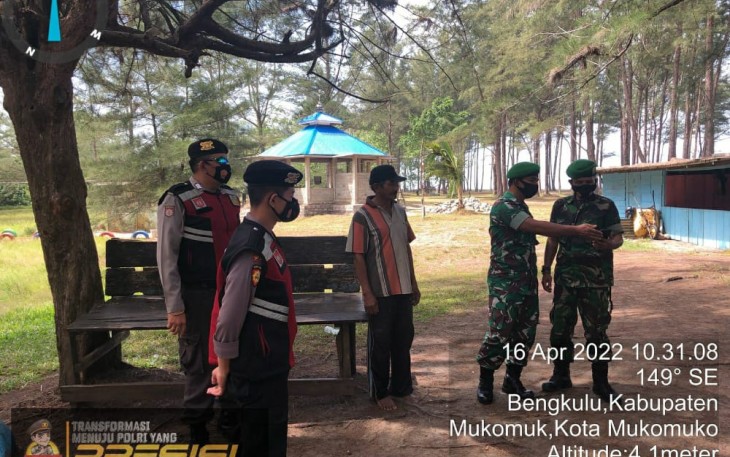 Polisi dan TNI saat Patroli di Kawasan Pantai Pandan Wangi 
