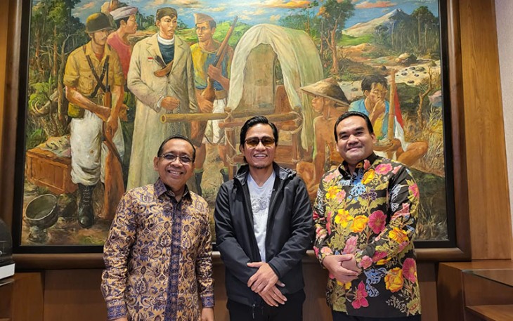 Bupati Blora Arief Rohman ( kanan) dan Gus Miftah (kiri) bertemu dengan Mensesneg Pratikno bahas pembangunan Bendungan Karangnongko.