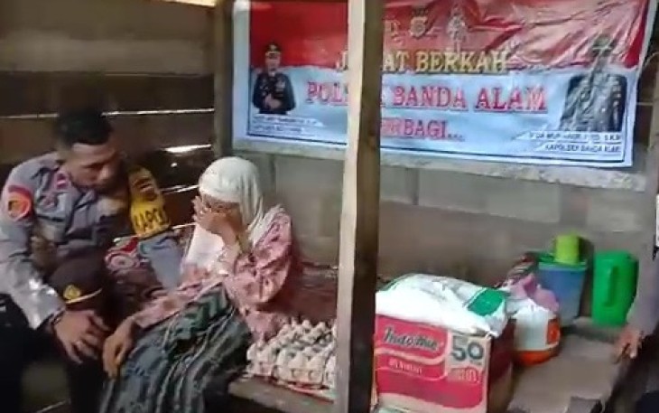 Nek Buliah saat Terima Bantuan Sembako dari Kapolsek Banda Alam