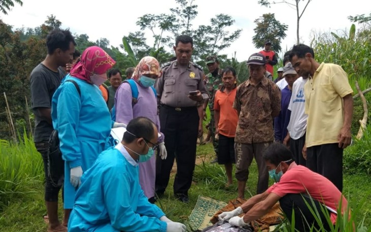 Petugas kepolisian dan tim medis sedang   melakukan proses evakuasi terhadap jasad Kariyo Ponimin. (Foto : Istimewa/Humas Polres Karanganyar)
