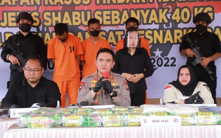 Irjen Iqbal, didampingi Kabid Humas Kombes Pol Sunarto dan Direktur Reserse Narkoba, Kombes Pol Yos Guntur, dan Bupati Bengkalis Kasmarni saat ekspos kasus di Polsek Mandau, Selasa (6/9/2022).