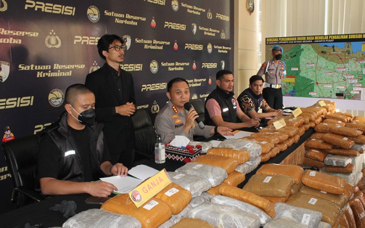 Kapolres Metro Jakarta Barat Kombes pol Pasma Royce didampingi Kasatres Narkoba Akbp Akmal dan Wakasatres Narkoba Kompol Arif Purnama Oktora saat Konferensi Pers, Jumat (09/09/2022).