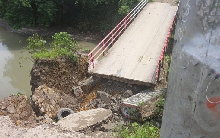 Jembatan cicadas yang berada di desa babakan Madang kecamatan Babakan Madang Bogor dalam kondisi roboh.