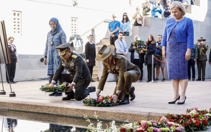 Kasad Jenderal TNI Dr. Dudung Abdurachman bersama Kasad Australia Letjen Simon Stuart saat meletakkan karangan bunga di Australian War Memorial di Canberra, ACT. Senin, (10/10/2022).