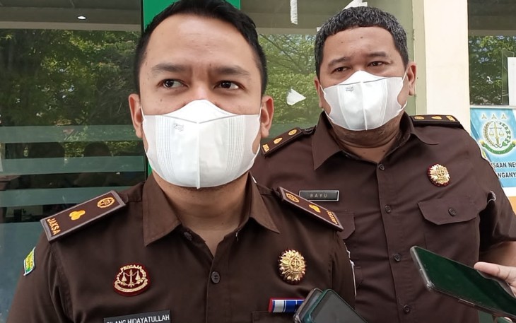 Kasi Pidsus Kejari Karanganyar, Tubagus Gilang Hidayatullah, memberikan keterangan kepada wartawan terkait penetapan tersangka kasus dugaan korupsi dana BUMDes Berjo, di Kantor Kejari setempat, Kamis (15/9/2022).