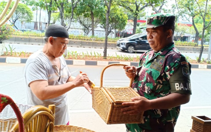 Komsos Kreatif Babinsa Koramil 02/Matraman Dengan Pengrajin Rotan