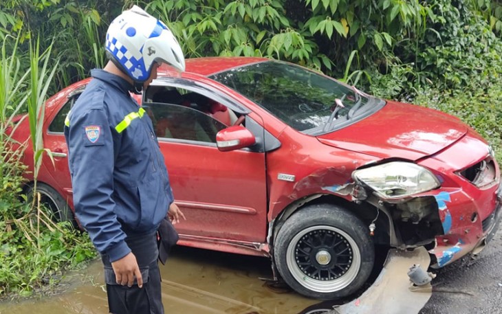pasca lalantas sebuah mobil ringsek