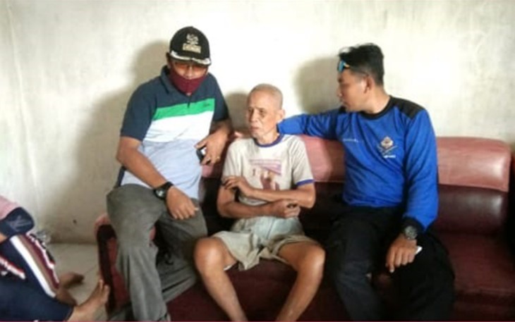 Warga Bengkulu Selatan (tengah) usai ditemukan dalam kondisi selamat