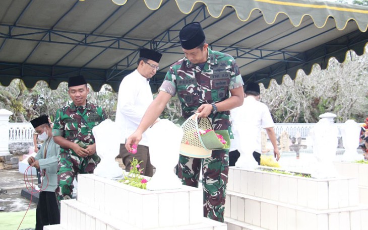 Dandim 0806/Trenggalek Bersama Forkopimda saat Ziarah ke Makam Leluhur
