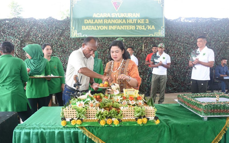 Pangdam Kasuari saat Beri Kejutan di HUT ke-3 Yonif 761/KA