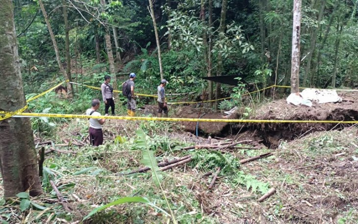 Petugas saat cek lokasi penambangan