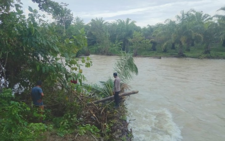 Polisi saat melakukan penyisiran di sekitar sungai Sebelat