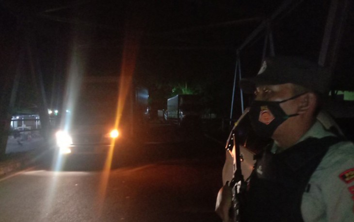 Salah satu petugas saat patroli di Jalan Lintas Curup-Lubuklinggau, Senin malam (25/04/2022).