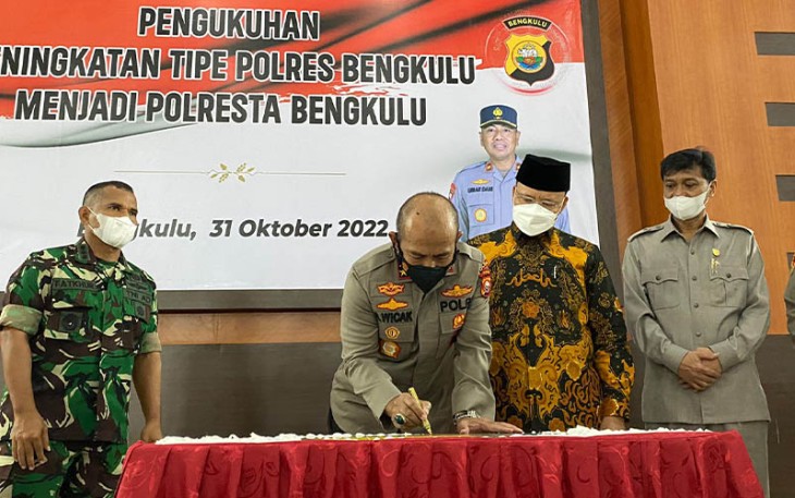 Kapolda Bengkulu Irjen Pol Drs. Agung Wicaksono, M.Si., saat resmikan Kenaikan Tipologi Polres Bengkulu Menjadi Polresta Bengkulu, Senin (31/10/2022).
