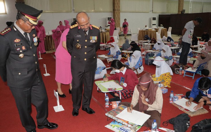 Kapolda Bengkulu Irjen Pol Drs Agung Wicaksono, M.Si saat melihat Lomba Melukis para pelajar.