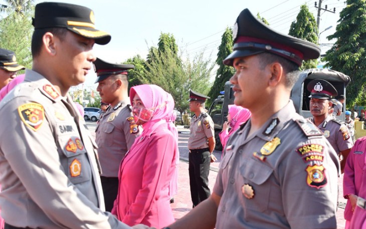 Kapolres Aceh Timur AKBP Mahmun Hari Sandy Sinurat, S.I.K. saat memberikan selamat kepada personel yang naik pangkat, Jum’at (01/07/2022) pagi.