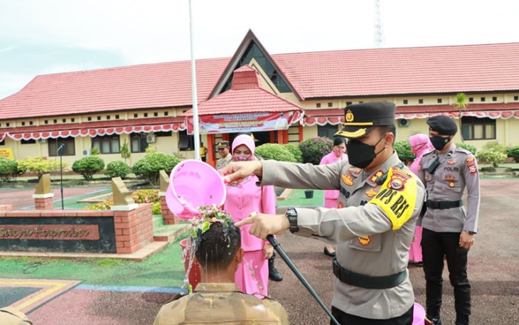Kapolres Kaur AKBP Dwi Agung Setyono, S.I.K, M.H saat Sambut Bintara Remaja Dengan Tradisi Orientasi dan Pembaretan