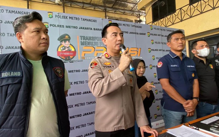 Kapolsek Metro Tamansari Polres Metro Jakarta Barat AKBP Rohman Yonky Dilatha didampingi kasi humas Polres Metro Jakarta Barat Kompol Moch Taufik Iksan dan kanit reskrim Akp Roland Olaf Ferdinan saat konferensi pers, Jumat (30/9/2022).