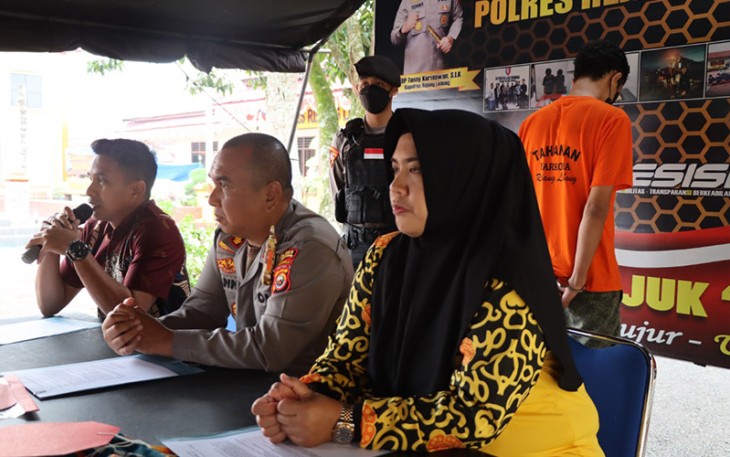 Kapolres RL AKBP Tonny Kurniawan, S.IK didampingi Kasat Resnarkoba Iptu Cahya Prasada Tuhuteru, S.Trk, MH dan Kasi Humas Iptu Bertha Ginting, SH dalam press conference kemarin (Jum”at, 22/07/22).