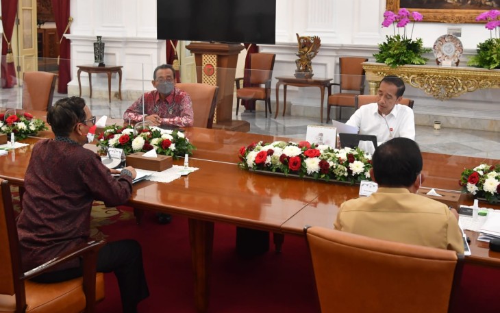 Presiden Joko Widodo saat menggelar rapat terbatas bersama sejumlah Menteri Kabinet Indonesia Maju di Istana Merdeka, Jakarta, pada Senin, 12 September 2022.