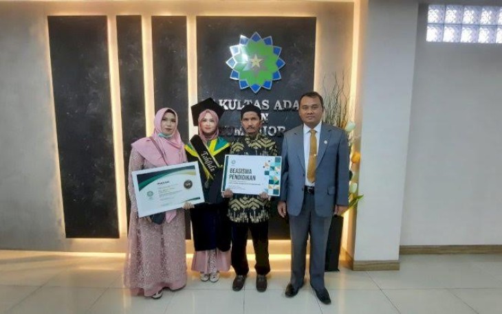 Risa Asriani saat berfoto bersama dengan orang tuanya