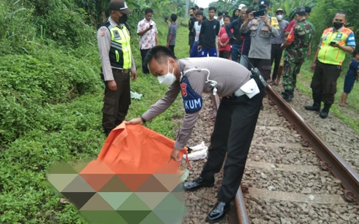 Korban tewas saat akan dievakuasi anggota Polres Bogor, Kamis (07/04/2022).