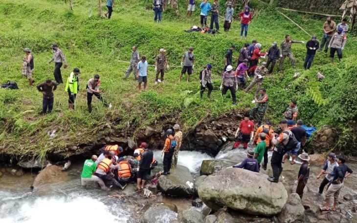 Proses evakuasi korban oleh tim Gabungan, Senin (17/10/2022)