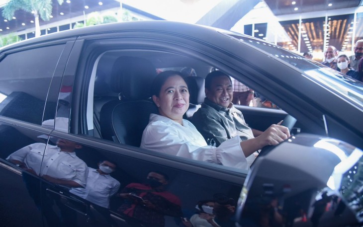 Puan saat Jajal Setir Mobil Listrik Keliling Gedung Parlemen