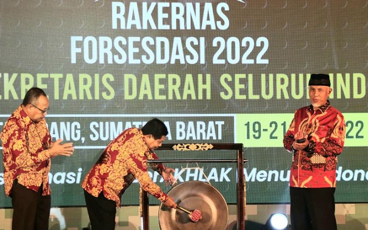 Sekjen Kemendagri membuka secara resmi Rakernas Forsesdasi 2022 di Hotel Santika, Padang.