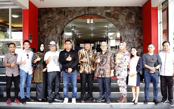 Wagub Bengkulu Rosjonsyah saat menerima audiensi mantan Gubenur Jawa Barat Ahmad Heryawan dalam rangka investasi di bidang Kopi Bengkulu di Rumah Dinas Wagub, Kamis (23/06/2022).