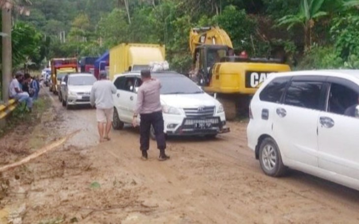 Tanah Longsor pasca Tutupi Badan Jalan Pekon Tembakak
