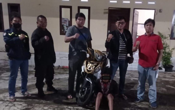 Tersangka saat diamankan Tim Gabungan bersama Unit Reskrim Polsek Muara Bangkahulu