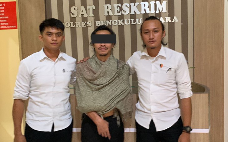 Tersangka (tengah) saat diamankan polisi