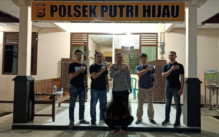 Terduga pelaku (jongkok) saat diamankan petugas