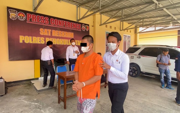 Tersangka kenakan baju orange saat diamankan petugas. Foto: Inews TV/Ismail Yugo