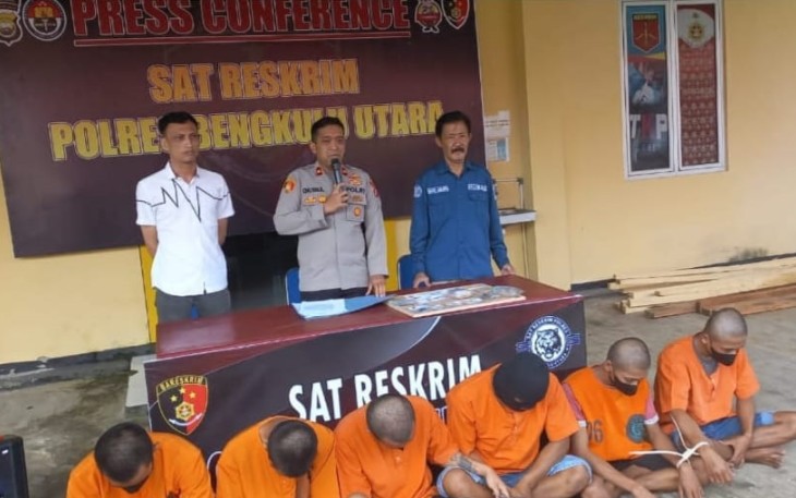 Wakapolres Bengkulu Utara Kompol Chusnul Qomar,SH,S.Ik,MM, yang didampingi Kasat Resnarkoba Polres Bengkulu Utara, Iptu Ardian Yunan Saputra,S.T.K,S.I.K, dan Kasi Humas Polres Bengkulu Utara, AKP Asnawi saat press conference, Rabu (12/10/22).