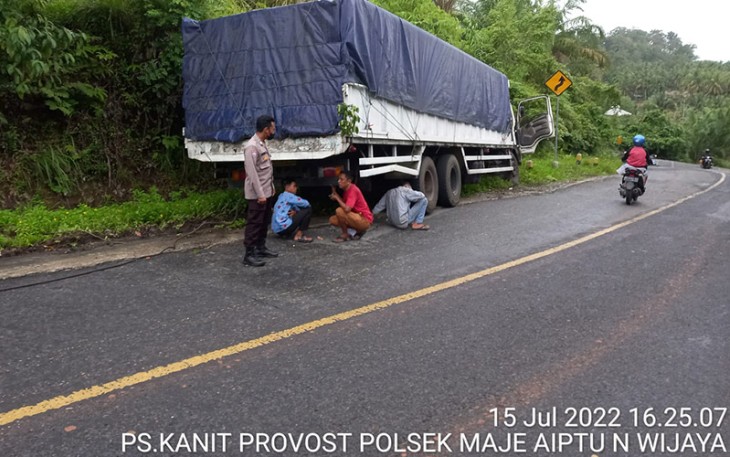 Mobil Tronton pasca Laka Tunggal di Kaur