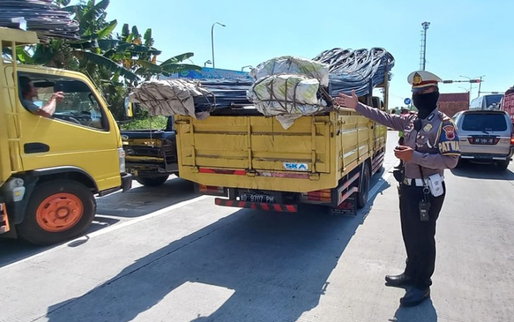 Satlantas Polres Karanganyar menggelar razia penindakan pelanggaran kasat mata di Simpang Tiga Exit Tol Kebakkramat, Karanganyar, Rabu (27/7/2022).