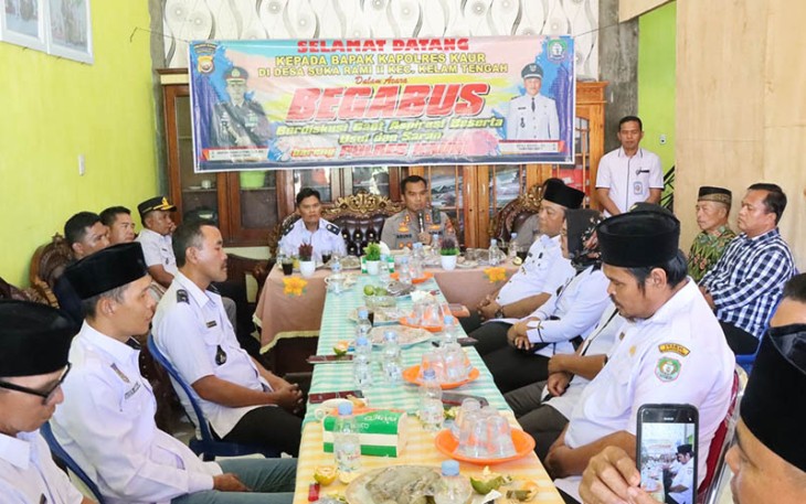 Kapolres Kaur saat berdiskusi gaet aspirasi beserta usul dan saran mayarakat, Rabu (30/11/2022).