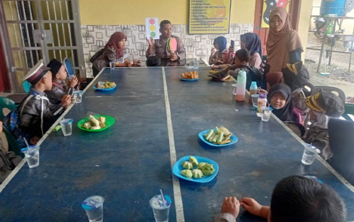 Puluhan Anak PAUD Nurul A’la saat Datangi Polsek Serbajadi