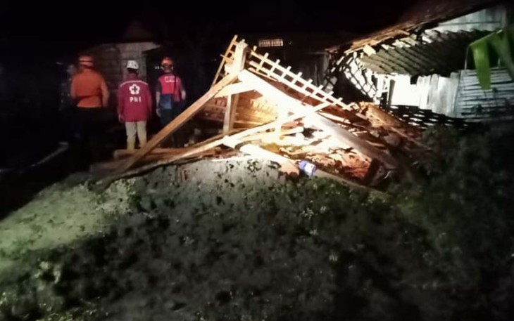 Kondisi rumah pasca diterjang angin kencang pada Senin (12/12), pukul 18.30 WIB.