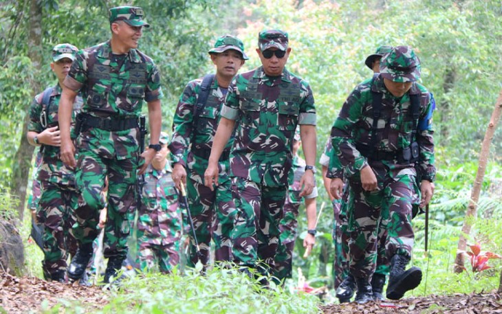 Kasdivif 2 Kostrad saat Dampingi Wakasad Tinjau Latihan Taktis Kompi Tempur Yonif MR 411/Pandawa