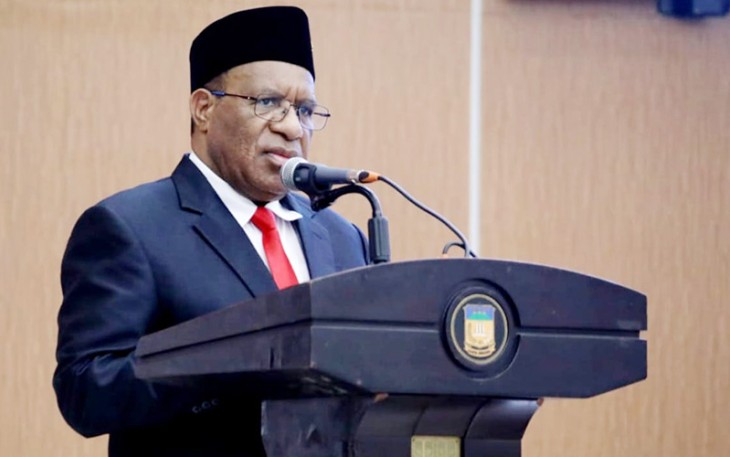 Wamendagri John Wempi wetipo pada Rapat Pleno dalam rangka Pengambilan Sumpah/Janji dan Pelantikan Anggota MRP Provinsi Papua Sisa Masa Jabatan Tahun 2017-2022 di Sasana Krida Kantor Pemerintah Provinsi (Pemprov) Papua, Jayapura, Jumat (30/9/2022).